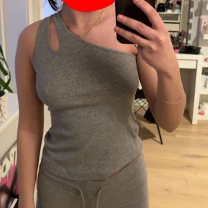 Coolt linne  - Linne från Kappahl med dubblestrap på ena armen. stl 146/152, passar mig dom bär xs/s.