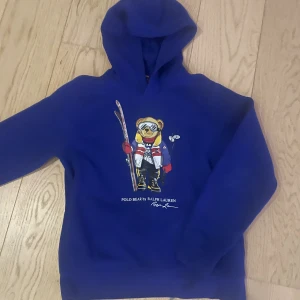 Ralph lauren polo hoodie - Stl 14/16 år, så gott som nytt skick, använd fåtal gånger. 