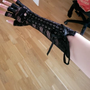 Handskar  - Svarta handskar i spets. Använder aldrig. 