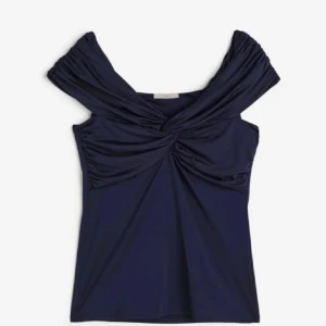 Trendig hm topp - Säljer denna blå trendiga topp ifrån hm i storlek M som passar S också 💗