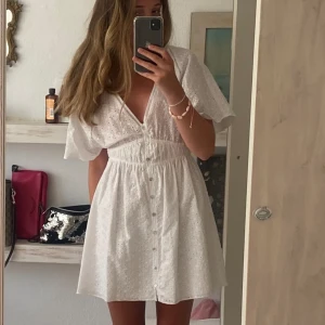 Sommarklänning - Jätte gullig sommar klänning från Zara som har ”fjärilsärmar” och är öppen på samma sätt i ryggen som den är fram!!