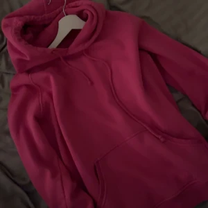 rosa hoodie  - hoodie från bik bok stl L. 50:-