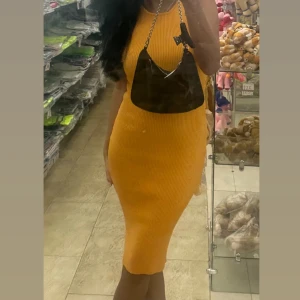 Orange klänning - Storlek XS passar även S köpt i spaninen