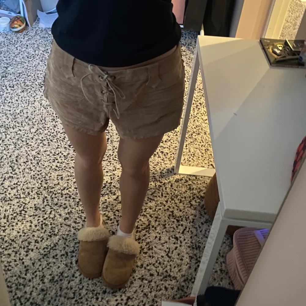 Jättecoola shorts i mocka med fina detaljer! Tyvärr alldelles för stora på mig därför säljer jag de! Byxorna är i size 12 vilket ungefär är 38/M!. Shorts.