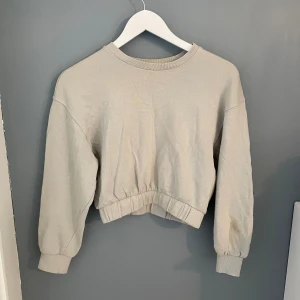 Långärmad tröja  - Långärmad tröja med resor nedtill från Zara, bra skick, kort vid magen, grå/grön färg, strl S men skulle säga S/XS✨