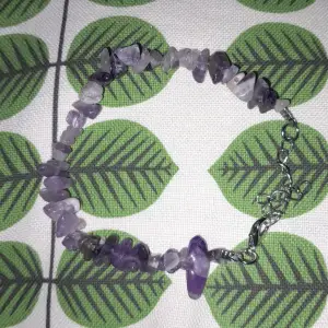 Jättefint armband med lila pärlor som ser ut som kristaller men inte är det.💜