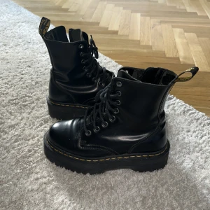 Dr Martens Jadon strl 37 - Knappt använda, mycket gott skick. Ord pris 2400 kr  Strl 37, passar om man pendlar mellan strl 37-38