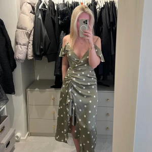 Grön klänning  - Klänning från zara.  Använd 5 gånger Max.  