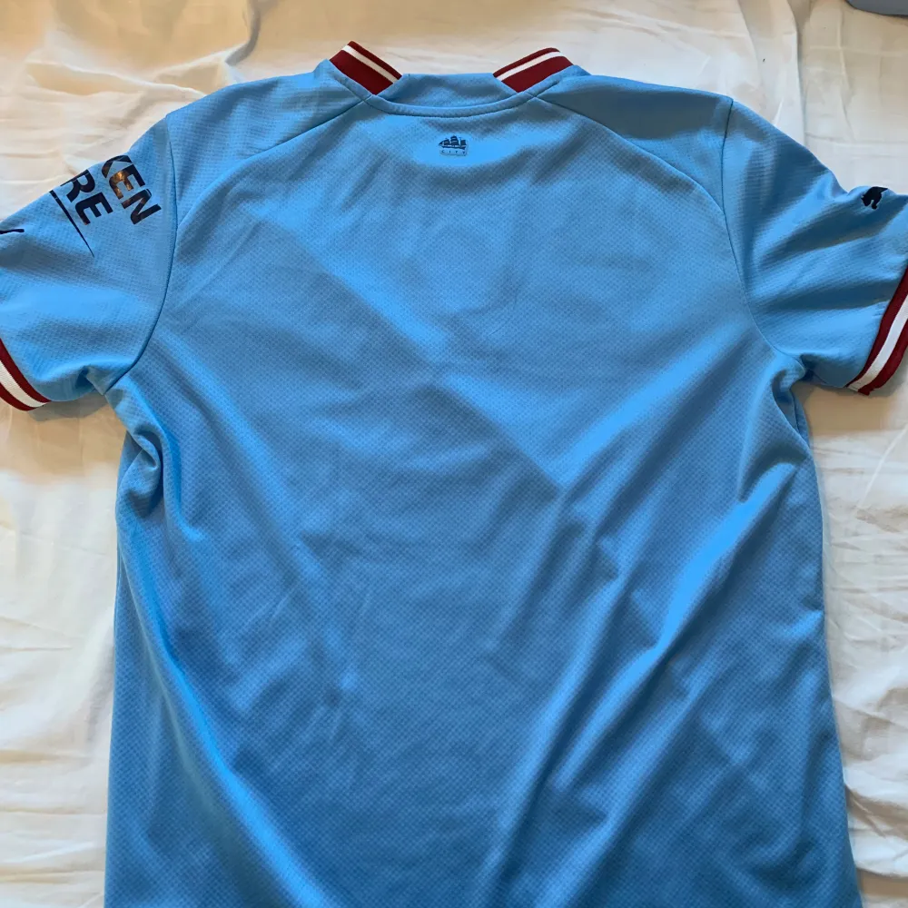 Manchester City tröja från säsongen 22/23 den är självklart äkta!. T-shirts.