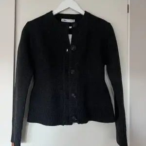 Jättefin mörkgrå kofta från Zara i 100% ull. Aldrig använd! Nypris 859! 🙌🏼💕