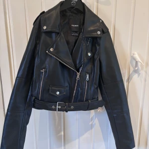 Skinnjacka - Jättecool skinnjacka ifrån Pull & Bears vårkollektion 2023. Nästan aldrig använd.