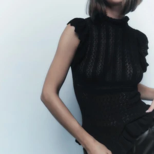 Topp zara - Helt slutsåld topp från zara, i nyskick endast testad. Jätte snygg, lite genomskinlig. Så fina detaljer och broderingar. Nypris är 300 kr