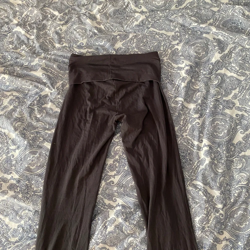 Säljer dessa byxor då dom börjat bli lite korta för mig( 169 lång) inga fläckar eller annat på dom💗pris går att diskutera. Jeans & Byxor.