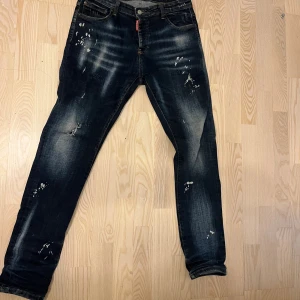 Äkta desquerd Jeans  - Hej! Säljer mina desquerd Jeans dom är äkta o storlek 48 det är bra skick men lappen på röven har ramlat av som ni ser o lappen inutti är lite sliten annars jätte fina o bra utanpå 