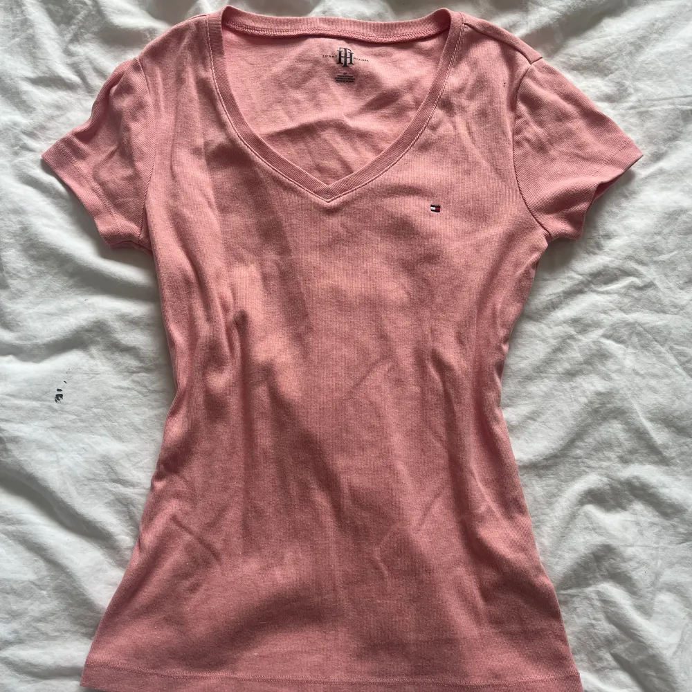 jättefin rosa tshirt från tommy hilfiger som inte kommer till användning 💘. T-shirts.