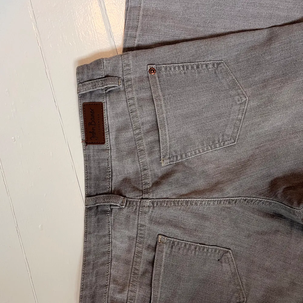 ljus gråa low waist bootcut jeans. super fint skick aldrig använda. storlek 38 men passar 36 även. (färgen på jeans är mer ljus gråa i verkligheten). Jeans & Byxor.