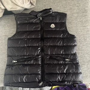 Moncler - Säljer min Moncler väst då jag har tröttnat på den och använder den inte kan annars byta om en Gucci keps 