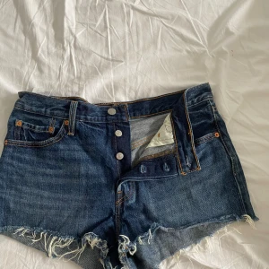 Levis shorts 501 - Mörkblå levis jeansshorts i storlek w 26. Köpta på plick men passade inte mig.