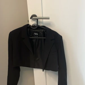 Kavaj - Kort kavaj. Väldigt liten i storleken skulle säga S-M