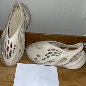 Yeezy foamrunner  - Slängde boxen i flytten men ett par äkta foam runner i 44 passar 44 och mindre. Använda men i 7/10 skick 