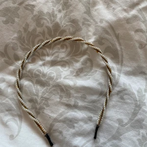 Fina diamdem - Jätte fina diadem, säljer båda för 25 men om man bara vill köpa en av de så funkar det med för ett billigare pris såklart 