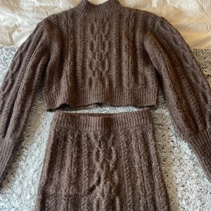 Stickat sett från NA-KD - Stickar sett från NA-KD. Använd endast en gång. Säljer för att den inte kommer till användning. Köpt för 600 kr 