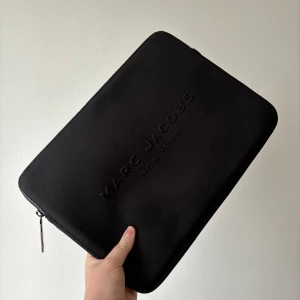 Datorfodral från Marc By Marc Jacobs - Passar till 13-tum