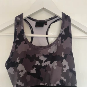 Snygga sport toppar  - Snygga sport toppar från märket PXS och även COOL ATTITUDE, 2 stycken i storlek 170 men även en i 164 men passar även xs-s  Alla tre för 40kr