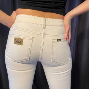 Perfekta vita Lois, bootcut jeans i nyskick! Storleken är 26 L32 (De passar mig och jag har storlek 36 i jeans )