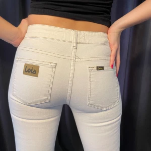 Lois jeans - Perfekta vita Lois, bootcut jeans i nyskick! Storleken är 26 L32 (De passar mig och jag har storlek 36 i jeans )