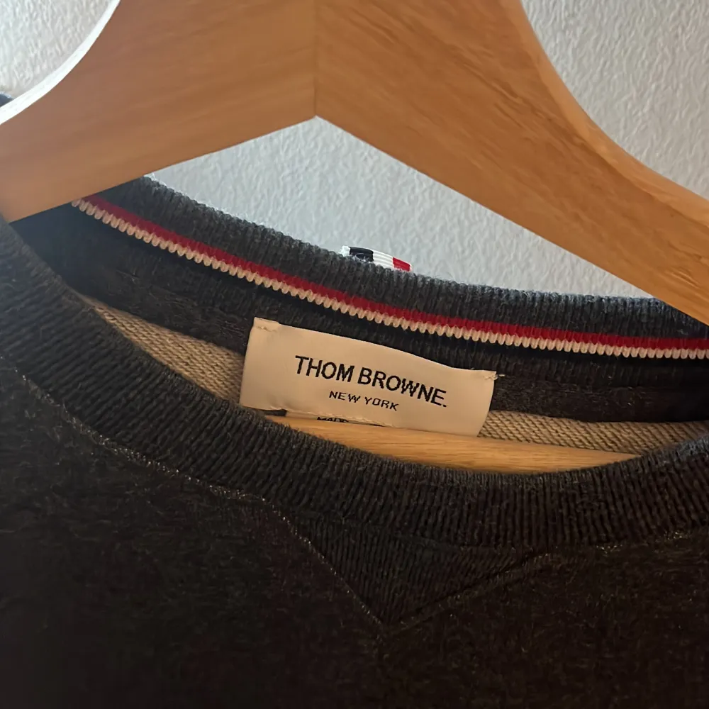 Säljer denna gråa crewneck från thombrowne köpt på grailed några månader sedan. Nyskick, passar en aning stort. Kom gärna med frågor och funderingar😊👍. Neuletakit & Villapaidat.