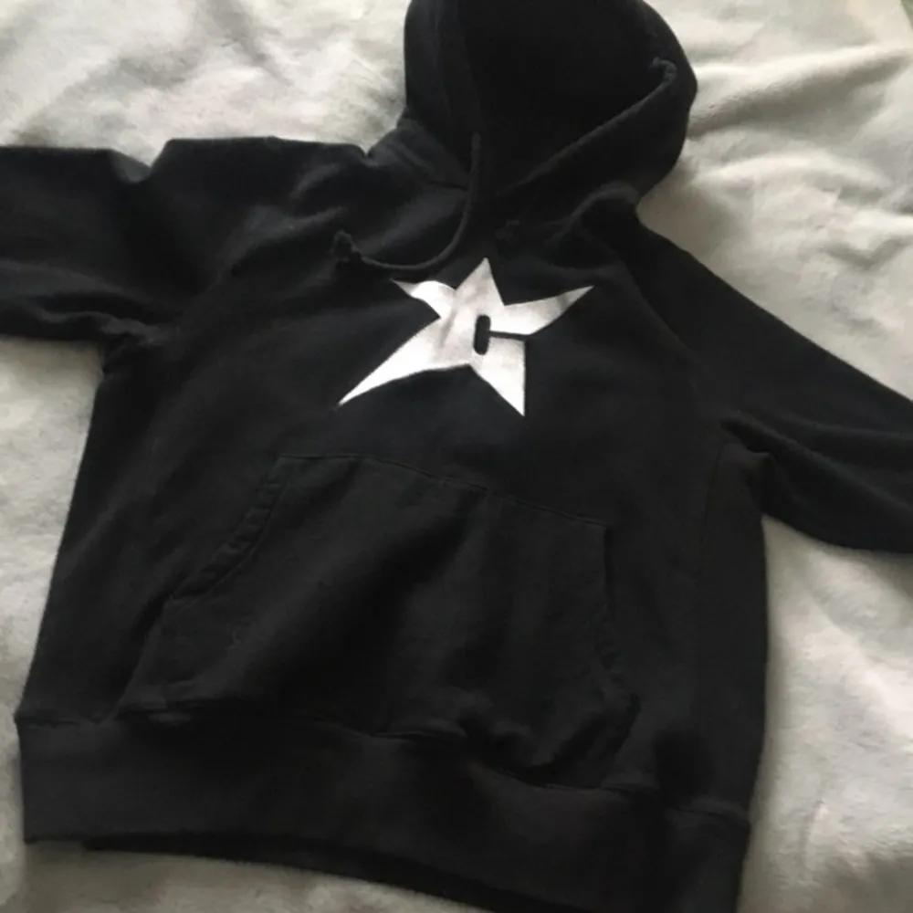 Säljer en carpet company hoodie som är inköpt på junkyard för 1300, den är knappt använd och är inga skador på den, vid fler frågor hör gärna av er:). Hoodies.