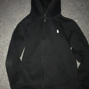 Ralph lauren zip  - Säljer nu min Ralph lauren zip i storlek S då jag tröttnat på den, väldigt gott skick utan defekter eller hål. Skriv vid intresse 