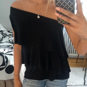 Offshoulder topp! - Så fin offshoulder topp me volanger!! Jätteskönt material 💗💗