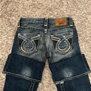 Supersnygga Lowrise Bootcut jeans från Big Star❤️. Innerbensmåttet är 79 cm och midjemåttet är 35 cm. Modellen är 160 cm lång 👑 Frågor och funderingar är varmt välkomna 😇 Fler liknande plagg och annat fint på profilen ✨️ T4 142