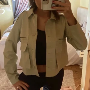 Kort trenchcoat  - Jätte fin trenchcoat i storlek xs, passar även S. Använd fåtal gånger, inga defekter 🩷