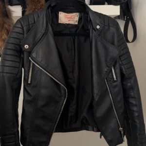 Skinnjacka  - Köpt från chiquelle för ett par år sedan, storlek 36, mycket bra skick, använd ett par gånger när den köptes, två äkta fickor.  Vid frågor, mer info eller bilder är det bara att skriva privat 😇