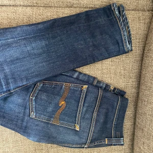 Nudie jeans - Tja säljer nu dessa nudie jeans för endast 600 kr ny pris 1600. inga defekter eller andra skador på plagget hör gärna av er vid frågor.