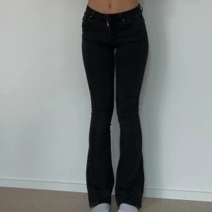 Svarta mid rise jeans - Mega snygga mid rise jeans, stretchiga så passar dem flesta.  Midjemått: 68cm men som sagt väldigt stretchiga. Innerbenslängd: 82 cm. 🤩