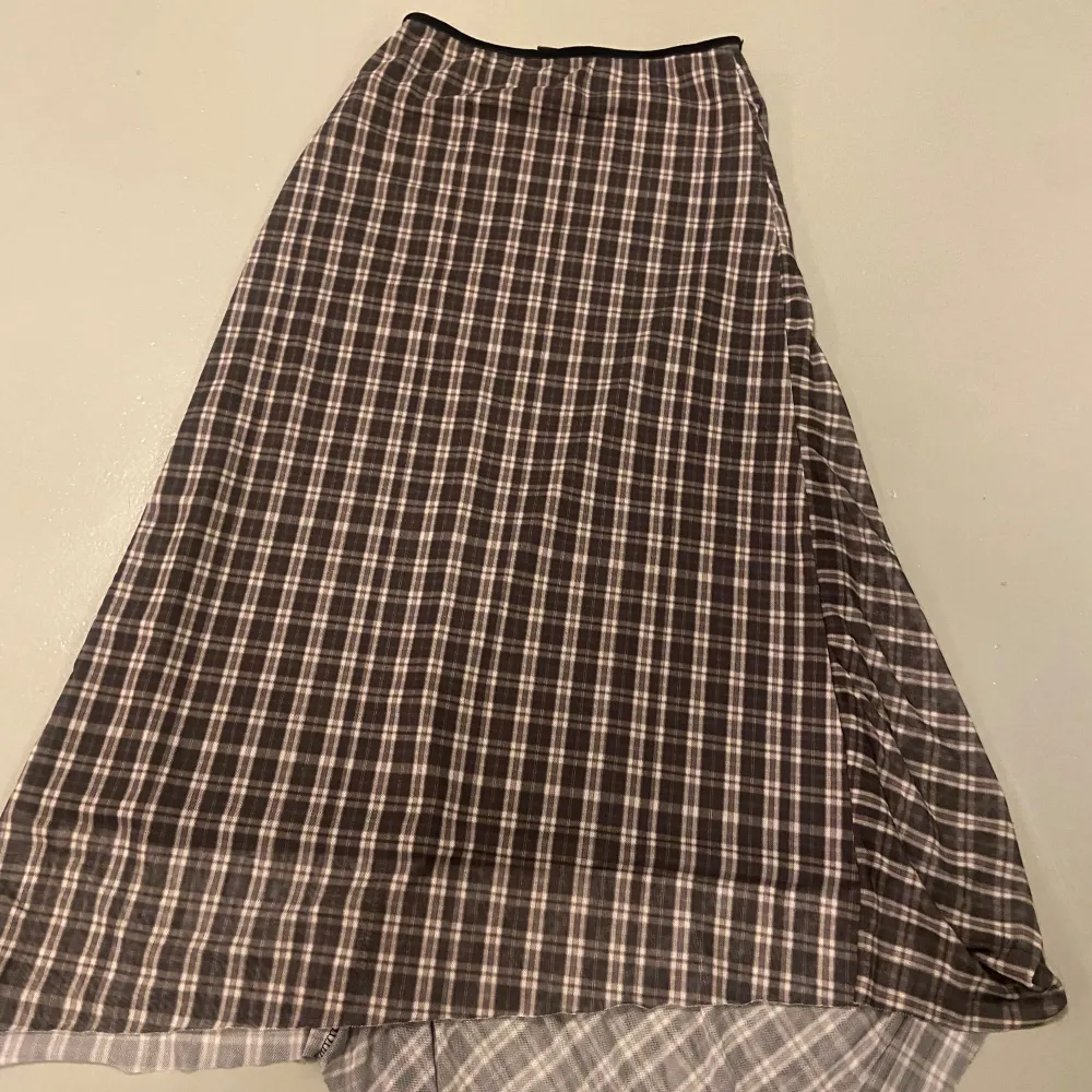 Lång mesh kjol från Urban outfitters. Köpt något år sen, använt den typ 2 gånger. Jag är 157 och den kommer nästan ner till marken! Bilden är på mig. Kjolar.