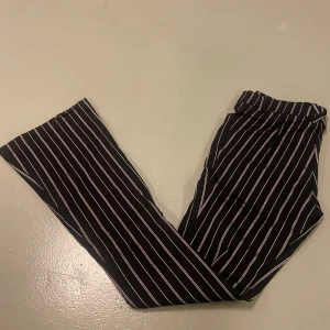 Kostymbyxor - Kostymbyxor från Urban outfitters! Använda enstaka gång. Utsvängda/ bootcut. 