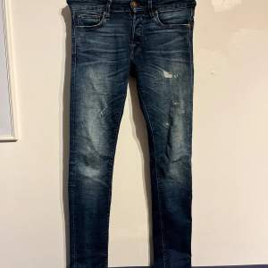 Säljer nu dessa riktigt snygga Jeans ifrån Jack and Jones med snygga slitningar🤩 Storleken är W27 L32. Modellen är Slim Glenn som är väldigt trendig. Skicket är bra. Skriv ifall du vill ha fler bilder eller är intresserad! 