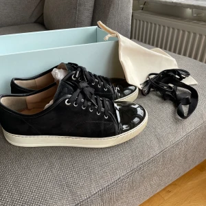 Lanvin skor - Säljer mina fräscha svarta lanvins. Skorna är använda men i riktigt bra skick, ingen crease osv. Nypris ligger runt 4500. Hör av er vid funderingar!