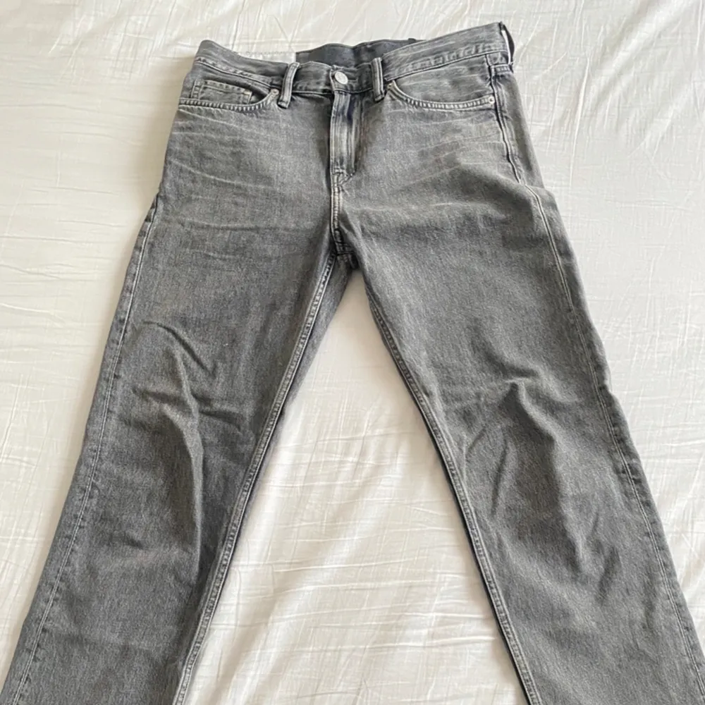 Sköna gråa jeans, perfekt för våren  OBS! Inget märke. Jeans & Byxor.