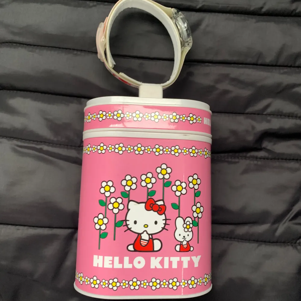 Säljer en hello kitty burk som kan användas som klockhållare för en hello Kitty klocka. Klockan behöver ett nytt batteri men funkar annars bra. Skriv vid frågor eller använd gärna köp nu🫶🏼. Övrigt.