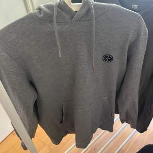 En fin Premium Hoodie som har en bra passform och är storlek M. Säljer pga av att den är lite tajt på mig då jag är L. Väldigt fin hoodie med en svart Premium loga på som adderar stillheten. 