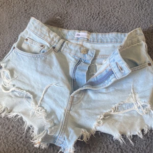Jeansshorts ZARA - Fina jeansshorts ifrån zara i strl 38 - S/ M . Dessa har en fläck på sig men det märks inte när man har på sig de. Fläcken ser du på bild 3. Shortsen har även gått sönder lite på sidan. Men det går säkert att sy igen lite🌟. Köptes för 400kr 