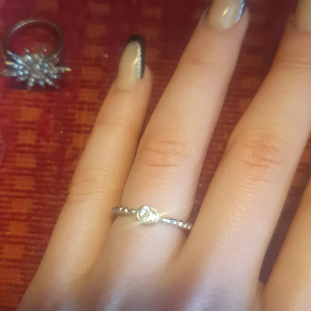 En ring med äkta silver och diamant. Aldrig änvänd. Köpte för 350. Accessoarer.