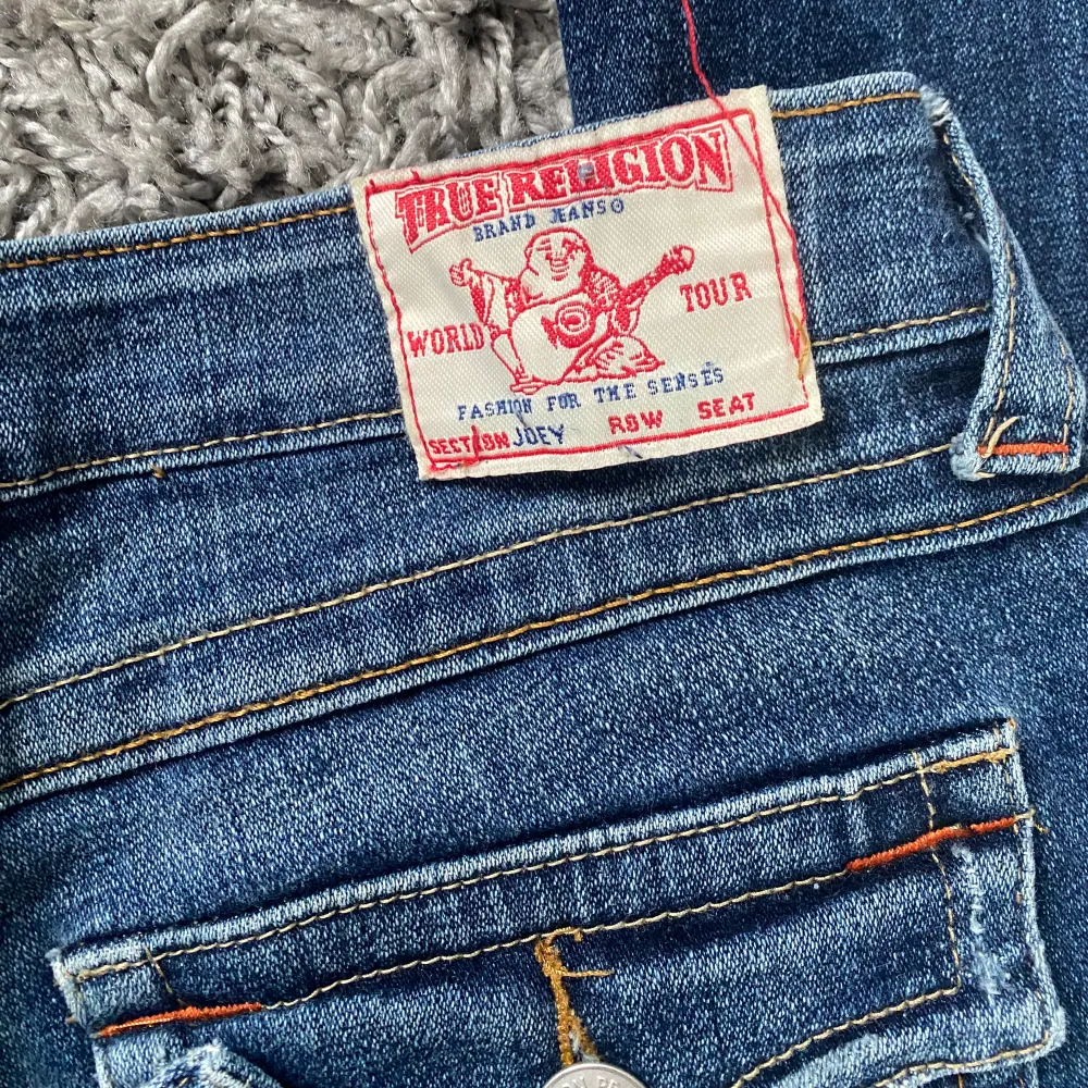 Säljer dessa fina lågmidjade true religion jeansen eftersom dem tyvärr är för stora på mig, midjemått rakt över 41 cm och innerbenslängden 83 cm, skriv om du har några frågor!!💕💕💕🩷🩷🩷🩷💕💕💕💕. Jeans & Byxor.