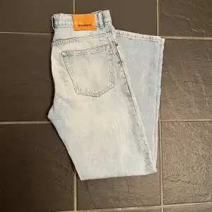 Säljer mina woodbird jeans då de e för små för mig. W28. Köpta för cirka 950kr men säljer för 270. Perfekta jeans och mycket sköna 8/10 skick. Hör av er vid frågor;)